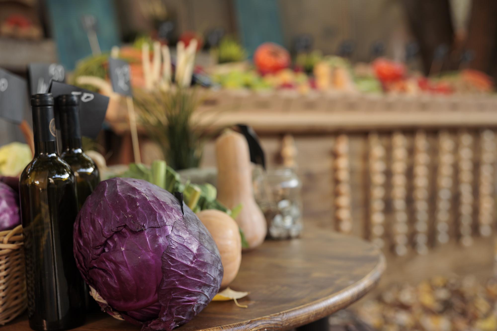 Ingredienti locali sul tavolo